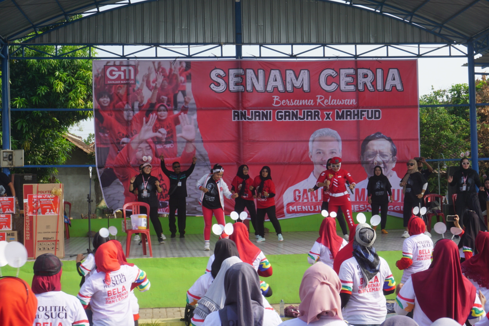 Ribuan peserta senam ceria yang memenuhi Lapangan Gelora Karangwungi, Kecamatan Karangdowo, Minggu (12/11).