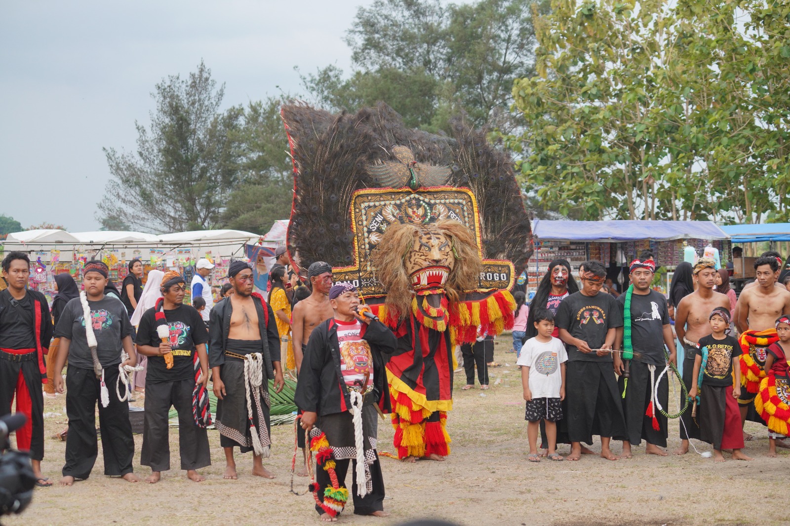 Pelaksanaan Festival Reog yang diawali di Desa Mlese, Kecamatan Gantiwarno, Minggu (12/11).