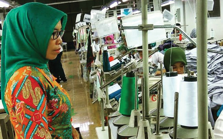 Kepala Disnaker Wonogiri Ristanti saat mengecek di perusahaan beberapa waktu lalu.