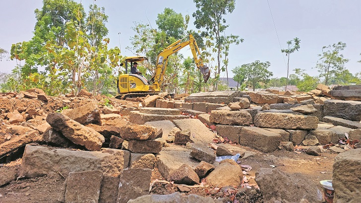 Alat berat digunakan untuk membantu proses ekskavasi di Candi Watugenuk, Desa Kragilan, Kecamatan Mojosongo, Kabupaten Boyolali. (RAGIL LISTIYO/RADAR SOLO)