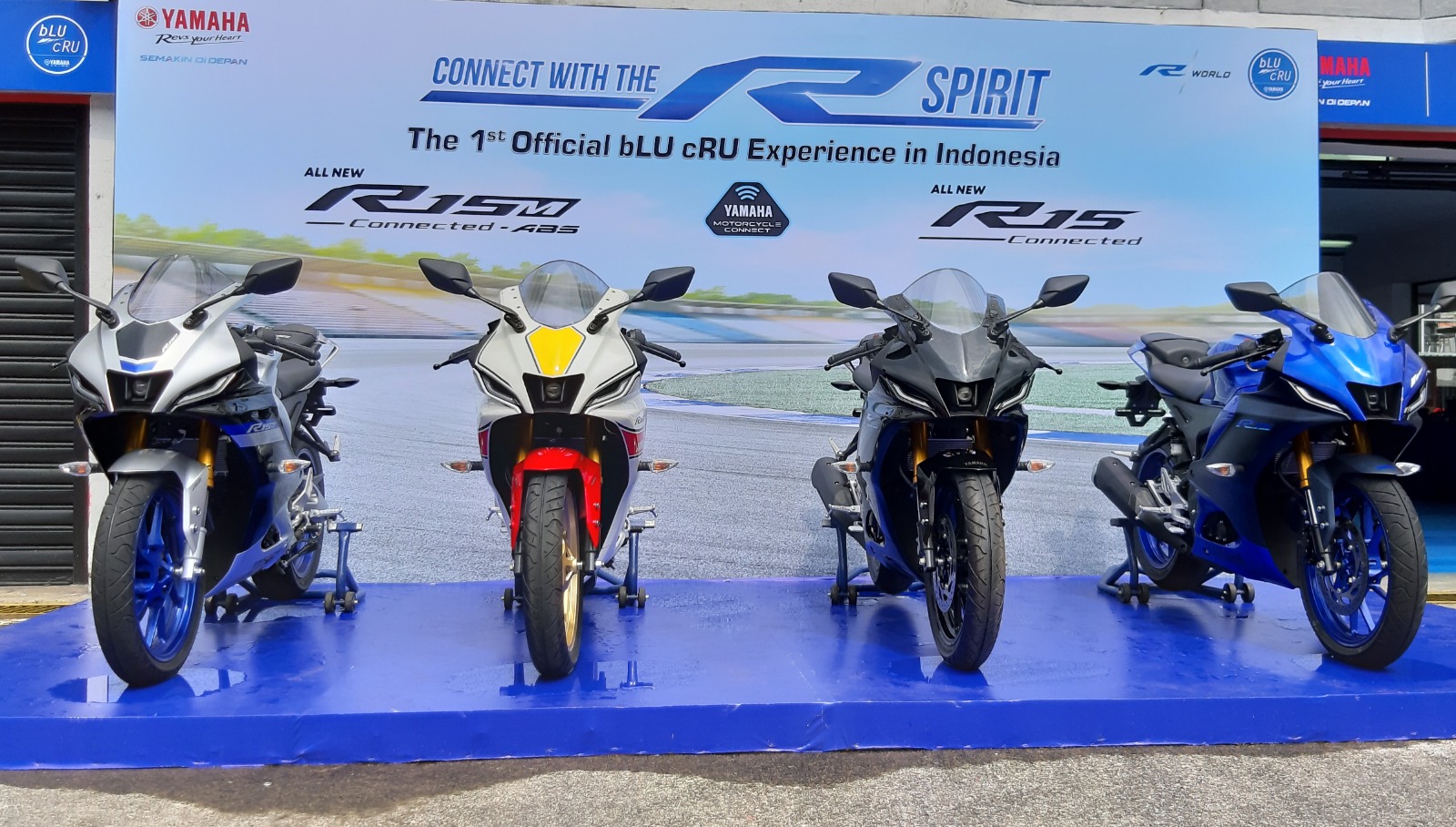 All New R15M Connected-ABS mendapat penghargaan Best Sport Fairing 150 cc dalam Otomotif Award 2023.