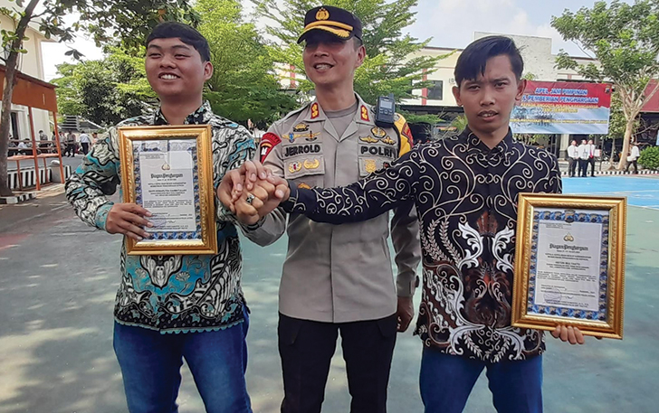 Berhasil gagalkan aksi percobaan perampokan, dua karyawan Indomaret Anton Mulyanto dan David Ronaputra dapat reward dari kapolres karanganyar AKBP Jerrold Hendra Kumontoy, Senin (13/11).