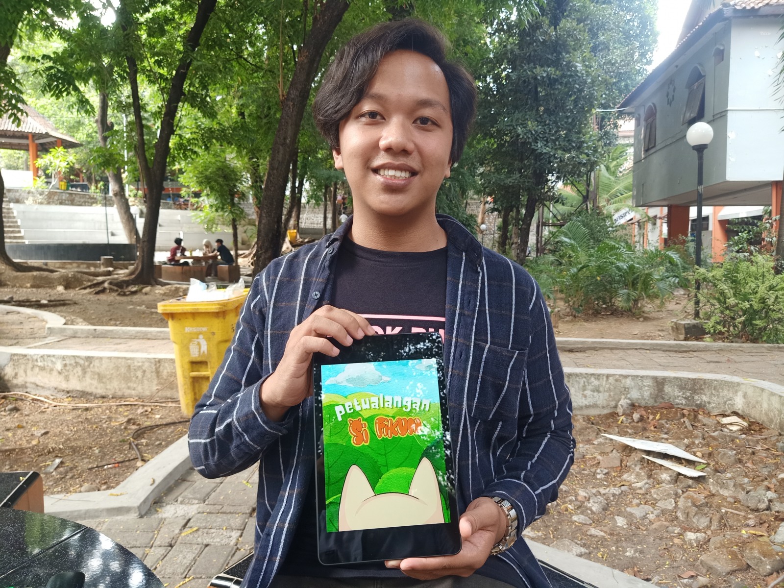 PEDULI PENDIDIKAN: Mahib Fairuzabadi di kompleks kampusnya kemarin (12/11).