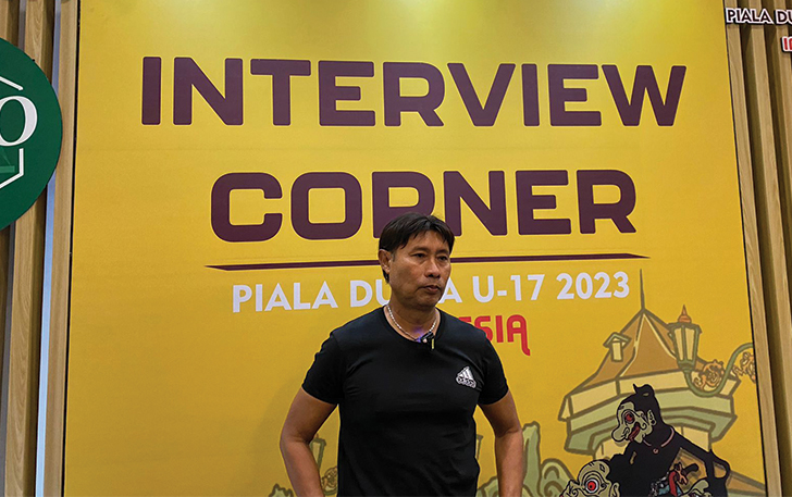 Eduard Tjong saat memberikan komentar terkait potensi pemain Timnas Indonesia U-17.