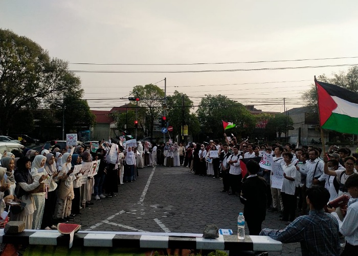 Puluhan mahasiswa Solo menggelar aksi bela Palestina di Boulverad Universitas Sebelas Maret (UNS), Senin (13/11).