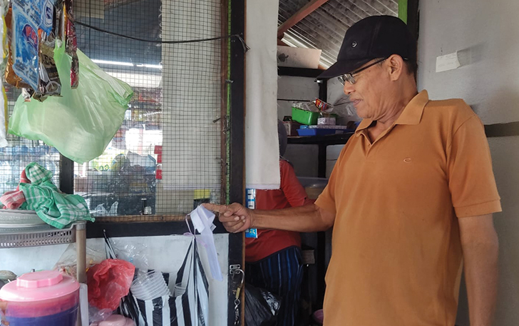 Pemilik warung Hasyim Rifai menunjukkan ram yang dijebol pelaku percobaan pencurian di warungnya Senin (13/11).