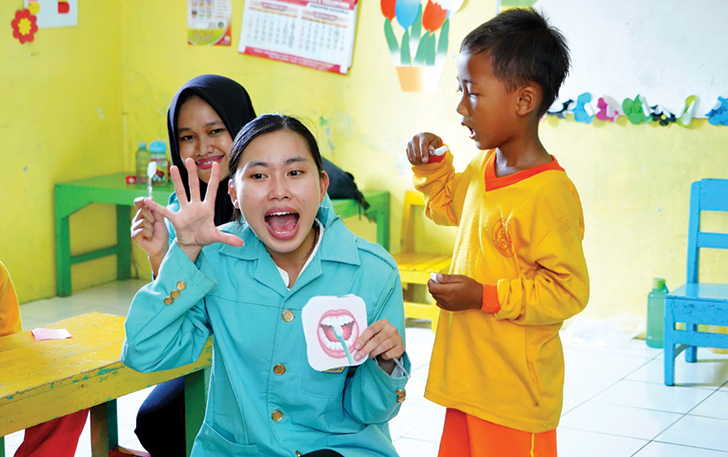 CERIA: Pengabdian mahasiswa Kedokteran UNS mengajarkan menjaga kesehatan gigi ke anak TK di Sukoharjo, belum lama ini.