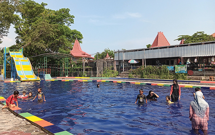 Pengunjung sedang berenang di salah satu kolam anak di Umbul Pelem, Desa Wunut, Kecamatan Tulung.