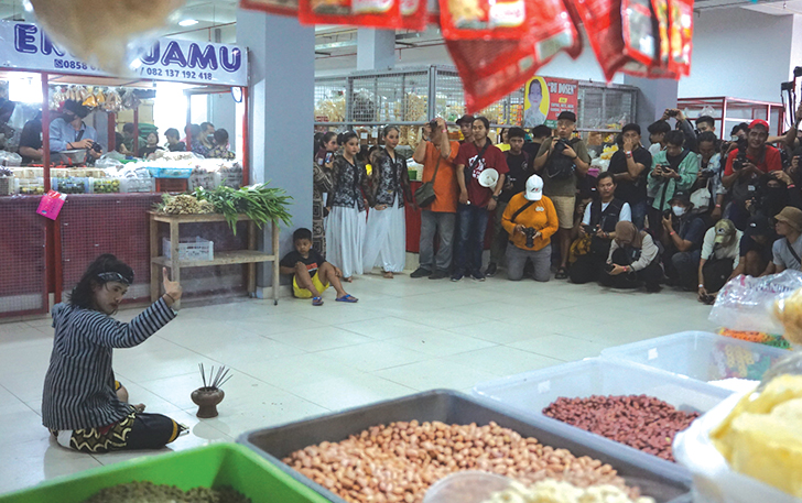 Ratusan peserta lomba foto dan video saat memotret objek yang telah ditentukan panitia di Pasar Gedhe Klaten, Kelurahan Kabupaten, Kecamatan Klaten Tengah, Minggu (12/11).