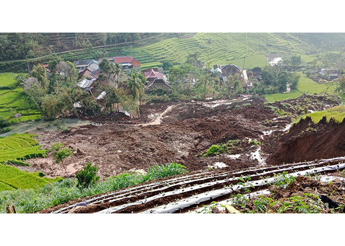 Longsor di Dusun Salam RT 02 RW 07 Desa Setren, Kecamatan Slogohimo, menutup lahan pertanian dan menimpa kandang serta dapur milik warga, Minggu (12/11).