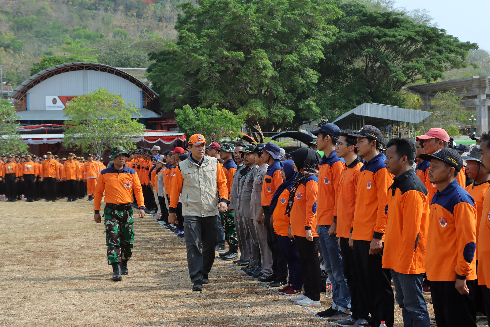 Bupati Wonogiri Joko Sutopo mengecek para relawan saat apel dan sarasehan bersama relawan penanggulangan bencana di Objek Wisata Waduk Gajah Mungkur, Sabtu (11/11/2023).