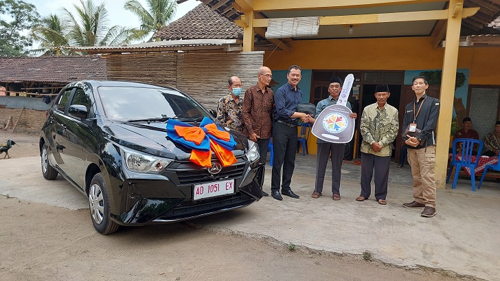 Direktur Utama Bank Guna Daya Arry Mardiyanto (tiga dari kiri) serahkan hadiah utama berupa mobil kepada Juari, nasabah warga Kecamatan Mojosongo, Boyolali, Selasa (14/11/2023).