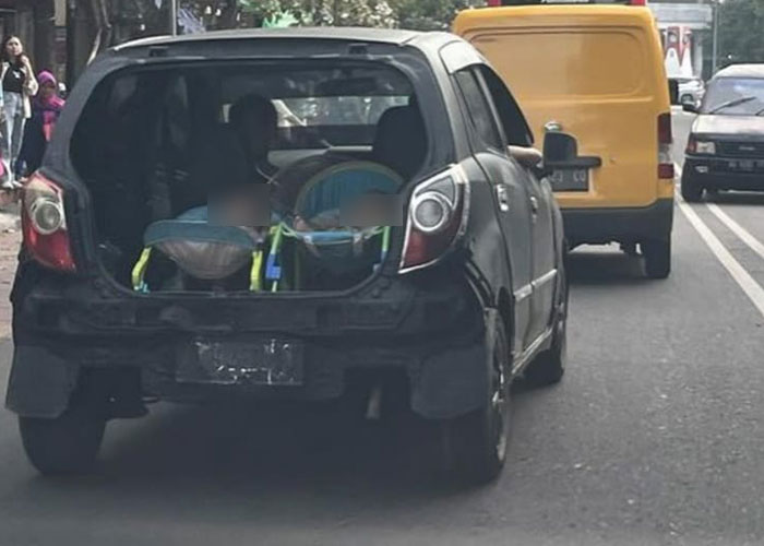 Tangkapan layar video mobil LCGC tanpa pintu bagasi bawa dua bayi di kawasan Pasar Gede, Solo.