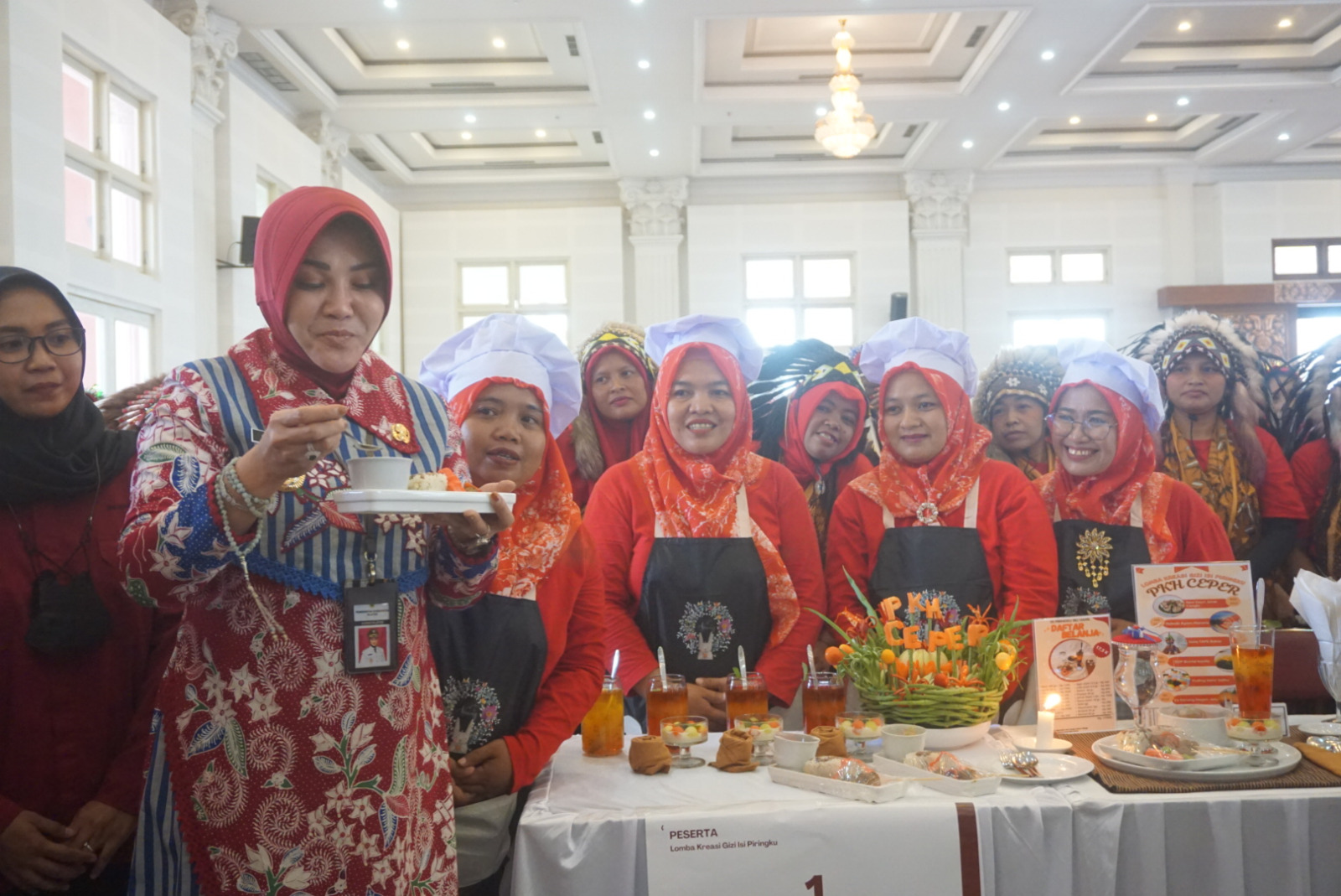 Bupati Klaten Sri Mulyani cicipi menu racikan lomba kreasi gizi Isi Piringku di Grha Bung Karno, Selasa (14/11/2023). (ANGGA PURENDA/RADAR SOLO)