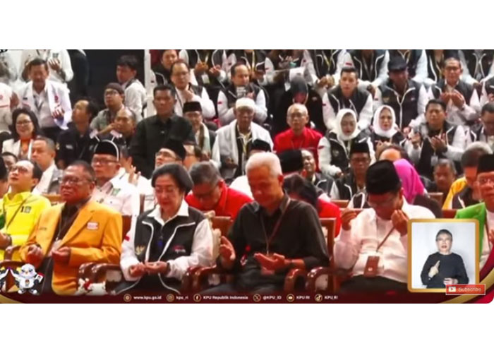Ketua Umum PDIP Megawati Soekarnoputri duduk bersama pasangan capres-cawapres Ganjar Pranowo-Mahfud MD dan pimpinan partai koalisi saat pengundian nomor urut Pilpres 2024 di KPU RI.