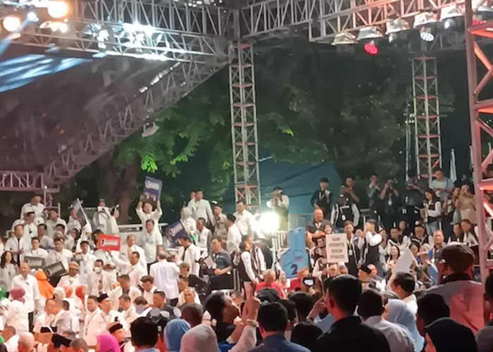 Suasana para pendukung saat pengundian nomor urut pasangan capres-cawapres di KPU RI, Selasa (14/11) malam.