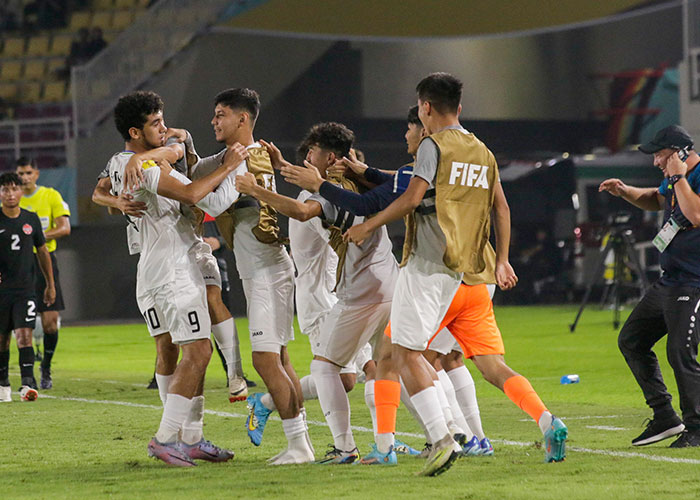 Para pemain Uzbekistan merayakan gol ke gawang Kanada dalam laga Grup B Piala Dunia U-17 di Stadion Manahan, Senin (13/11).
