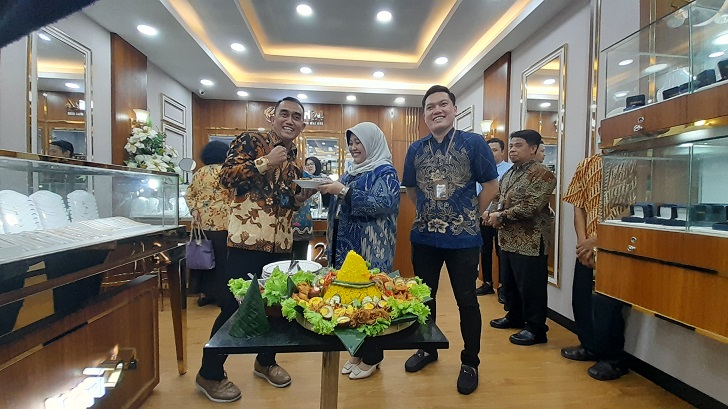 Direktur PT Pegadaian Galeri 24 Endah Susiani (tengah) resmikan Galeri 24 J-Store Solo Baru  di Jalan Yos Sudarso No.394 Serengan, Kota Solo, Rabu (15/11/2023).