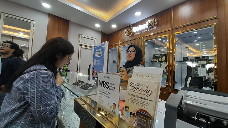 Galeri 24 J-Store Solo Baru menyediakan beragam perhiasan emas berkualitas.