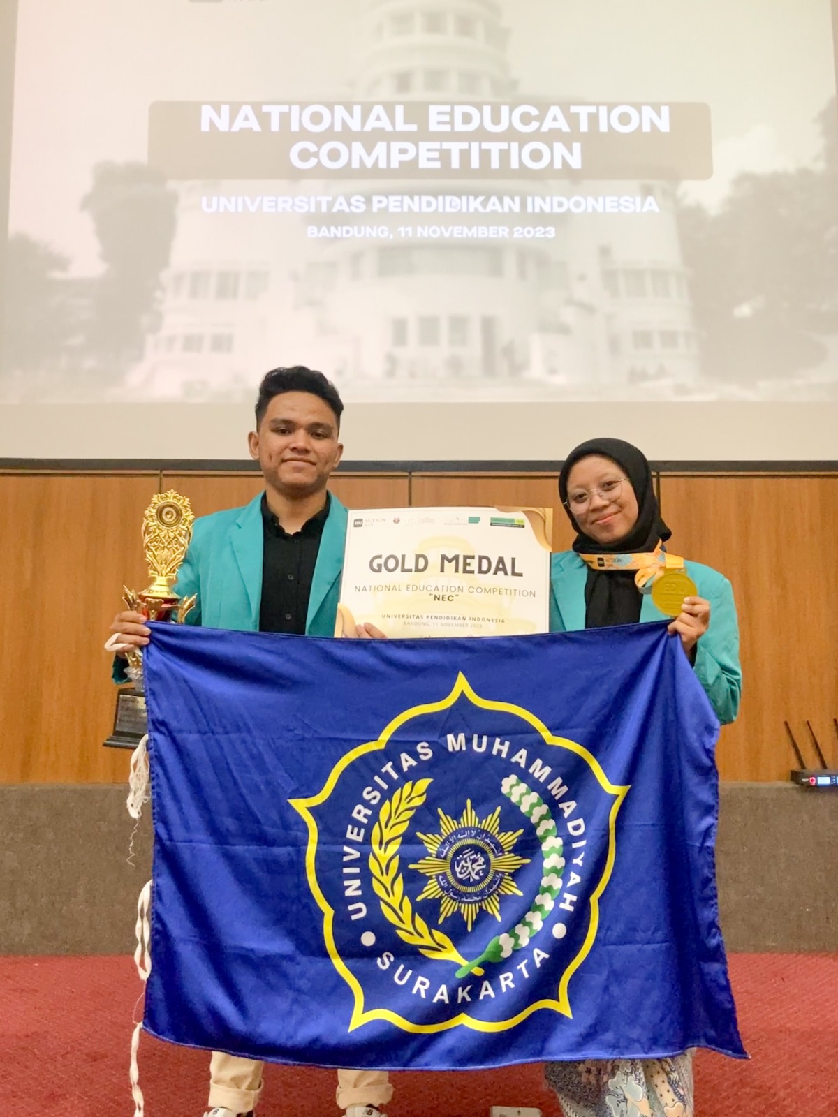Tim Mahasiswa Teknik Kimia Fakultas Teknik UMS memenangkan Gold Medal Essay National Education Competition yang terdiri dari 100 tim.