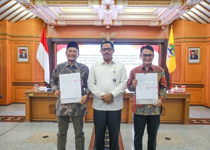 Pj Gubernur Jateng Nana Sudjana (tengah) saat menyerahkan dana hibah kepada KPU Jateng dan Bawaslu Jateng, Rabu (15/11).