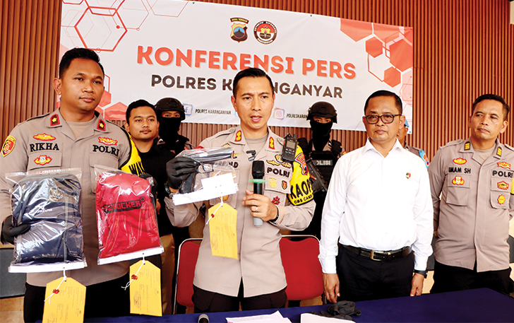 GELAR KASUS: Kapolres Karanganyar AKBP Jerrold Hendra Kumontoy menunjukkan airsoft gun yang digunakan untuk percobaan perampokan toko modern di Bejen, kemarin.