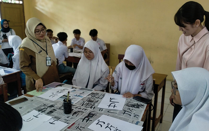 ILMU BARU: Pembelajaran abjad Jepang di salah satu sekolah di Kota Solo.