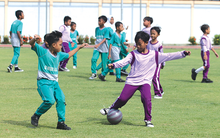 Siswa SD Nayu Barat II dan  SD Rejosari Solo menggelar pertandingan sepak bola di Lapangan Cengklik, Selasa (14/11). Kegiatan ini wujud dukungan pada Timnas Indonesia di Piala Dunia U-17.