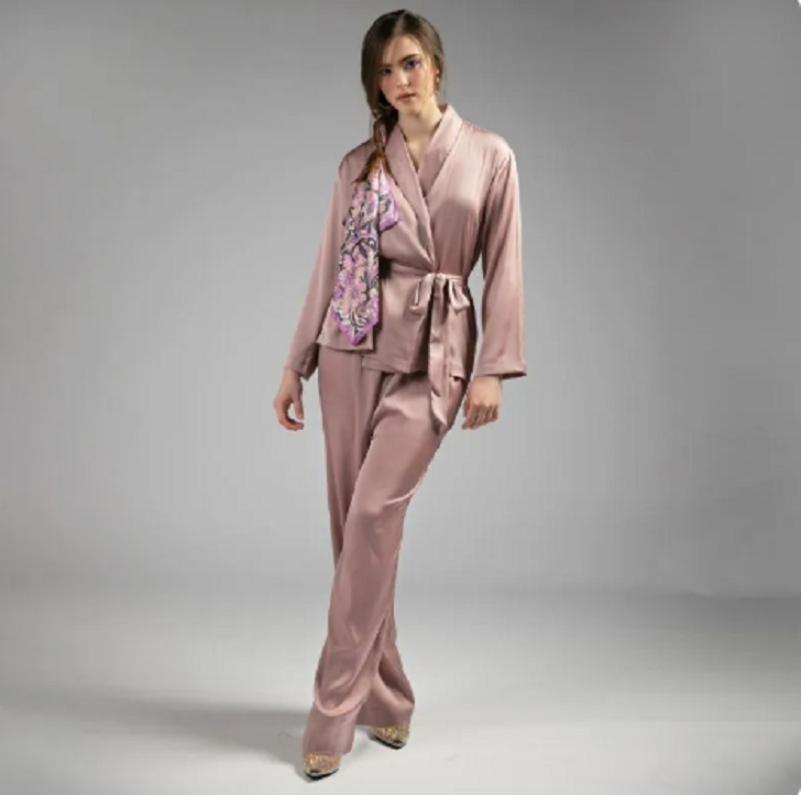 SERENE Set Loungewear Satin Emily Mauve yang stylish dan nyaman dipakai baju piyama maupun outfit santai.