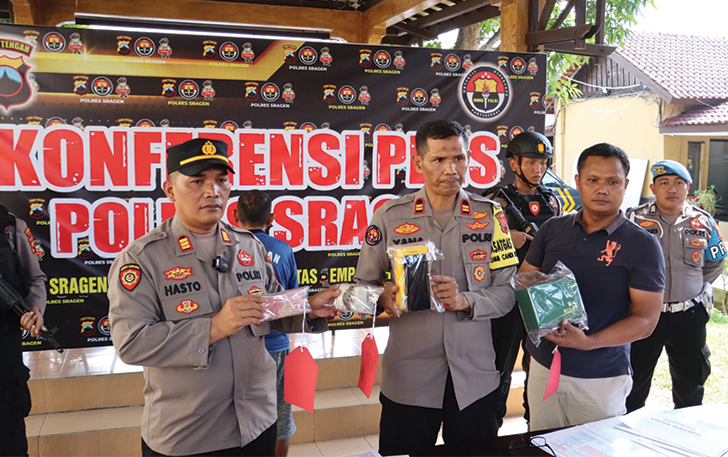BEKUK PELAKU: Kapolsek Ngrampal AKP Hasto Broto menunjukkan uang dan jam Rolex milik Kades Bener yang dicuri.