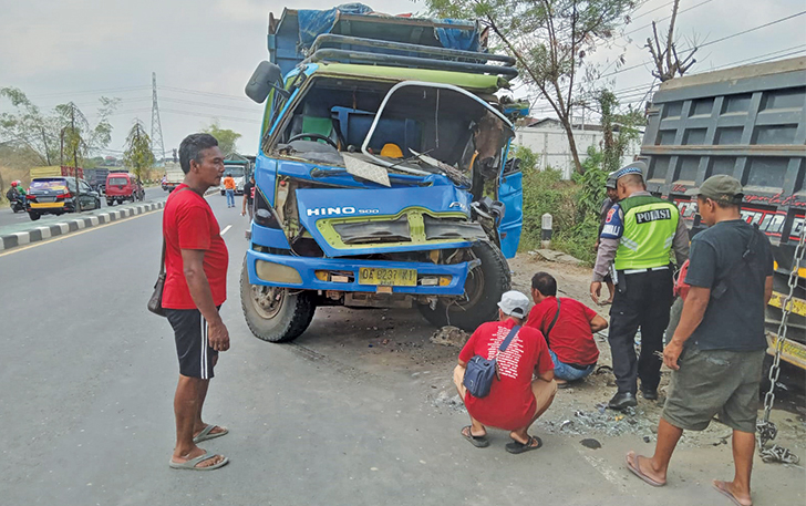RINGSEK: Kedua truk yang terlibat kecelakaan di ruas Jalan Solo-Jogja, Desa Kuncen, Kecamatan Ceper, kemarin (14/11).