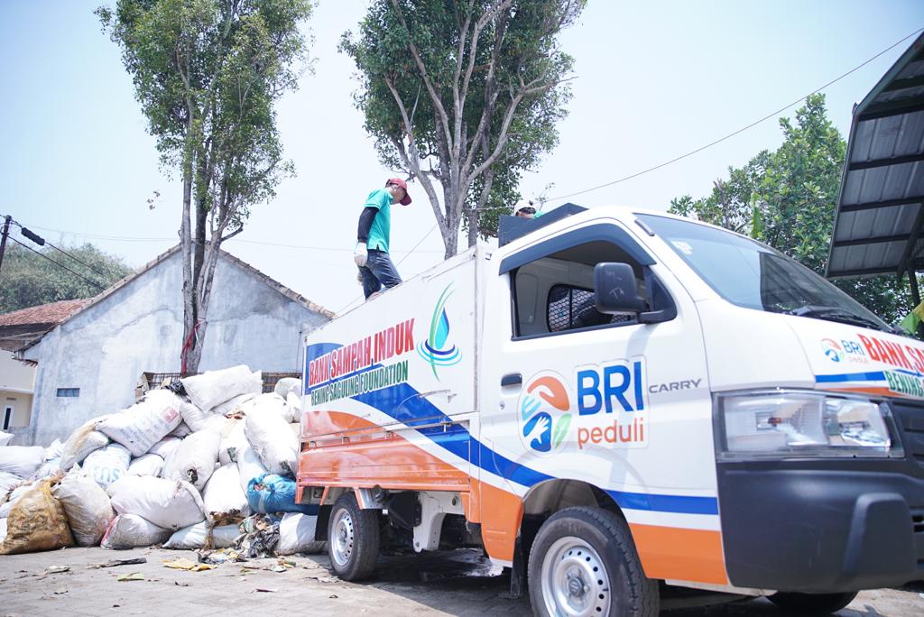 BRI bersama Yayasan Bening Saguling bantu mengatasi persoalan sampah di Waduk Saguling, sekitar Sungai Citarum, Bandung, Jawa Barat.