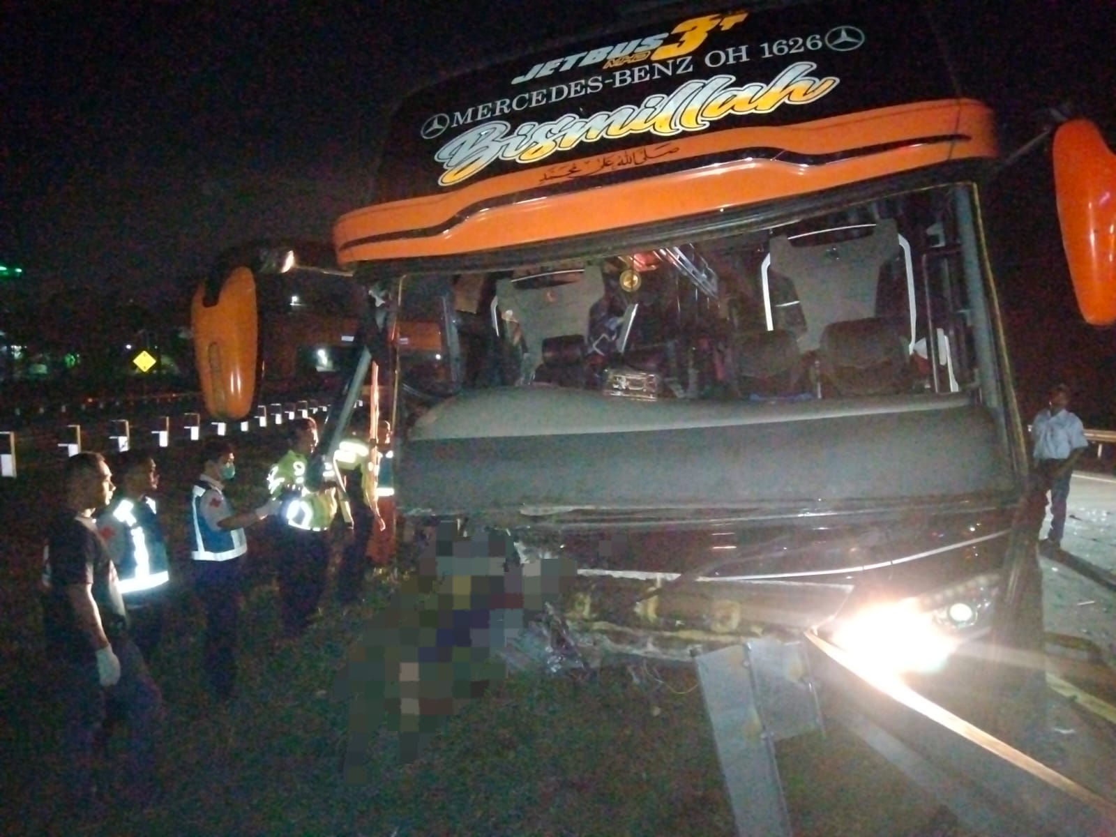 Laka tunggal di jalan Solo-Ngawi, bus AKAP menabrak pembatas jalan, Kamis (16/11) dini hari. Kejadian ini menyebabkan sopir meninggal dunia.