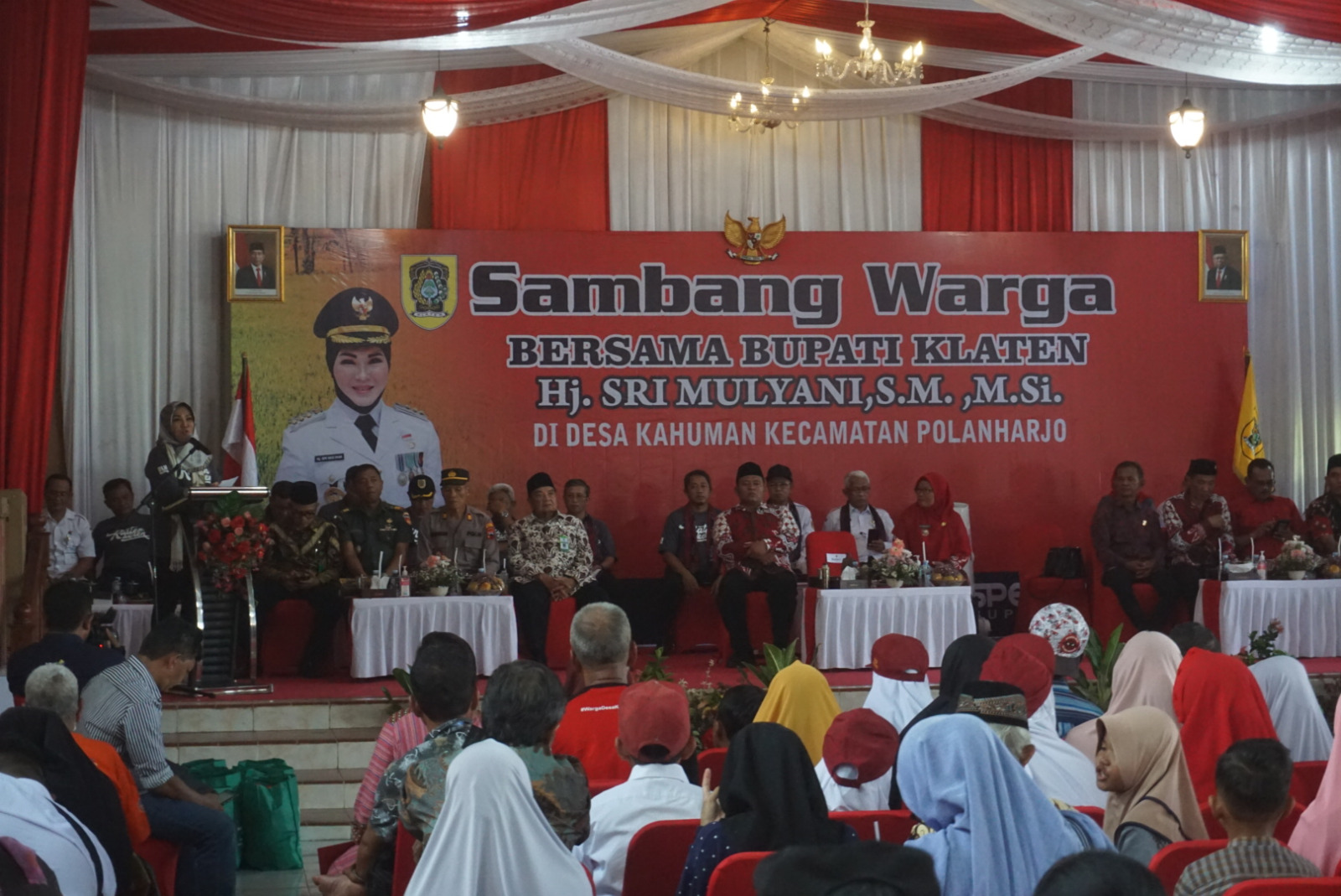 Bupati Klaten Sri Mulyani menyapa warga di Balai Desa Kahuman, Kecamatan Polanharjo, Rabu (15/11/2023).