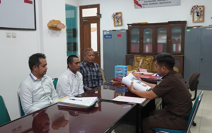 Proses pelimpahan tersangka pembunuhan Dosen UIN RM Said Surakarta ke Kejari Sukoharjo, kemarin.