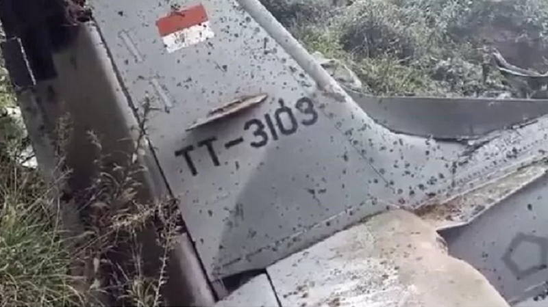 Puing pesawat tempur milik TNI AU TT-3103 yang menabrak tebing di utara area Pegunungan Tengger, Desa Keduwung, Kecamatan Puspo, Pasuruan, Kamis (16/11/2023). (Twitter/X)
