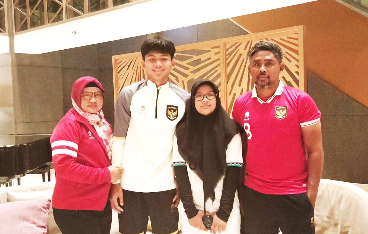 Purwanto (kanan) bersama duah hatinya yang juga striker timnas U-17 Arkhan Kaka. (INSTAGRAM PURWANTO)