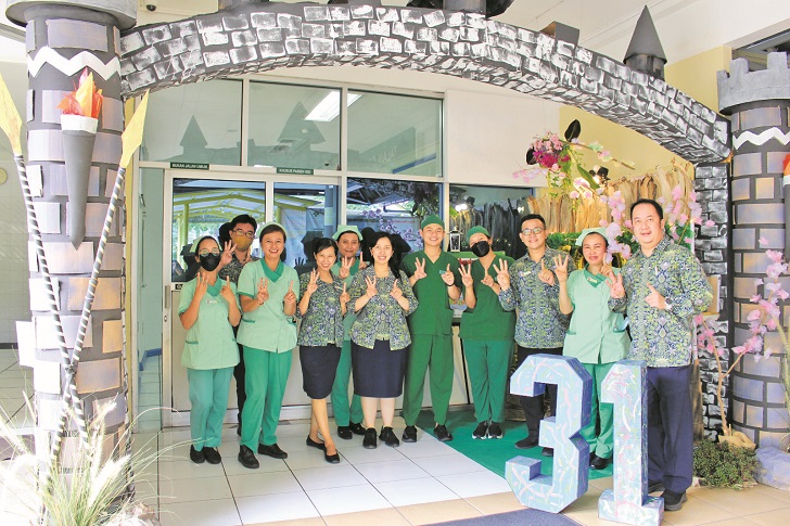 Direktur Utama RS Dr. Oen Solo Baru dr. Ivan Oetomo (paling kanan) bersama manajemen dan tenaga kesehatan.