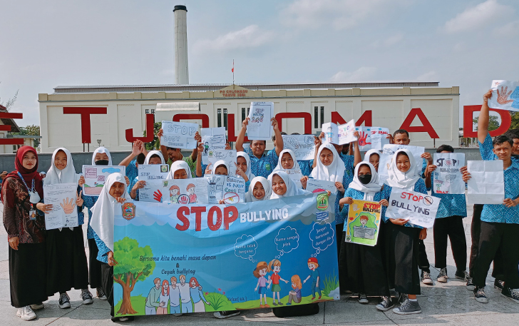 KREATIF: Siswa SMPN 2 Colomadu menggelar aksi kampanye stop bullying di di De Tjolomadoe, kemarin (16/11).