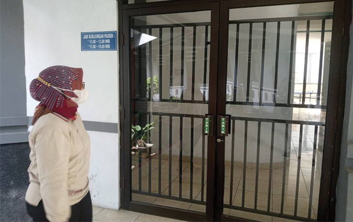 DITERALIS: Pintu masuk bangsal rawat inap penyakit jiwa di RSUD Sukoharjo, kemarin (16/11).