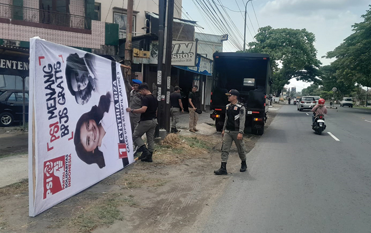 GENCAR PENERTIBAN: Satpol PP Sukoharjo mencopot atribut parpol bergambar caleg di sejumlah titik, sepekan terakhir.
