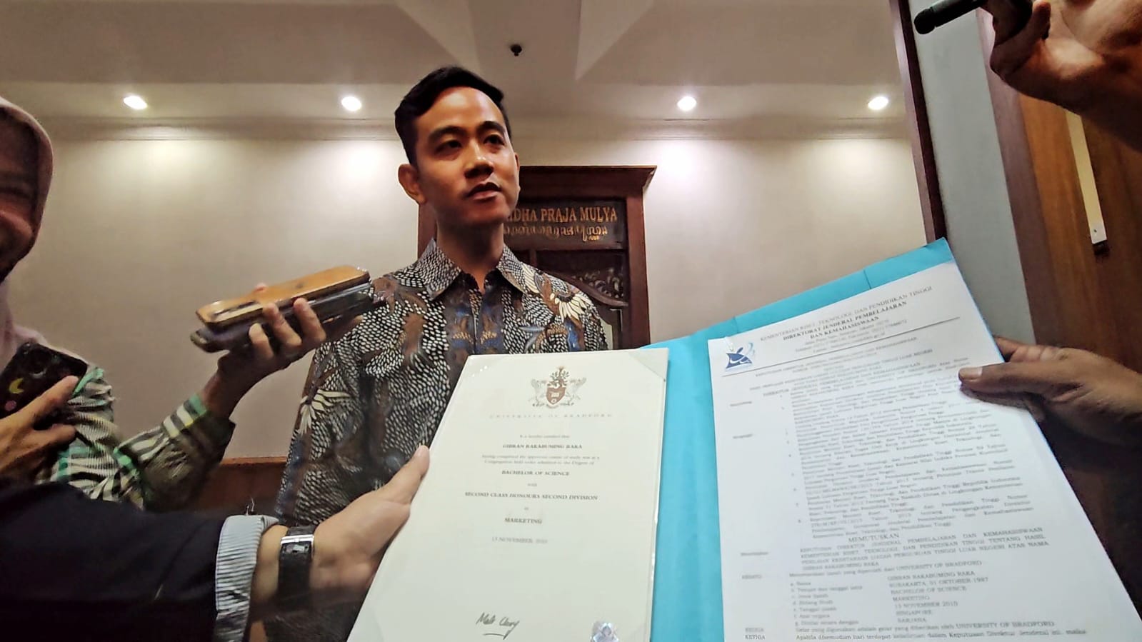 Gibran tunjukkan ijazah dari University of Bradford di kepada wartawan di Balai Kota Solo, Senin (20/11/2023)