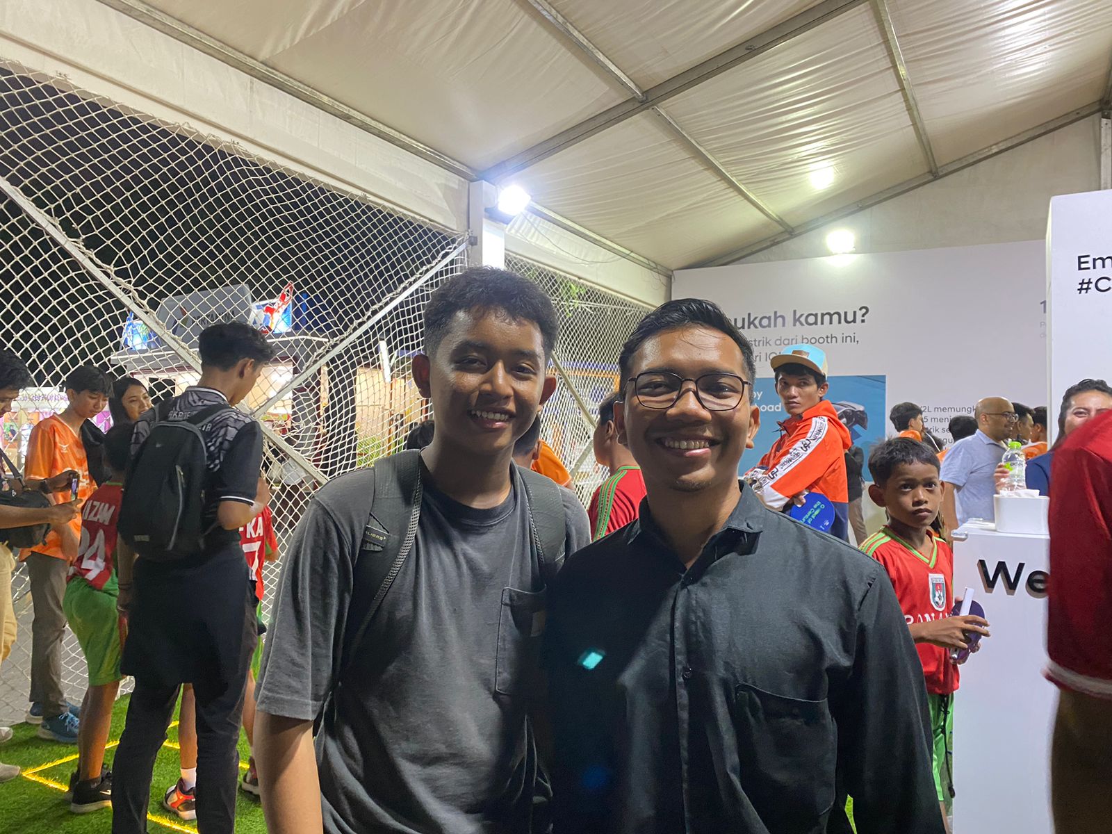 Sang pelatih SMPN 4 Surakarta Muhammad Adi Setiawan bersama salah satu pemain tim futsal.
