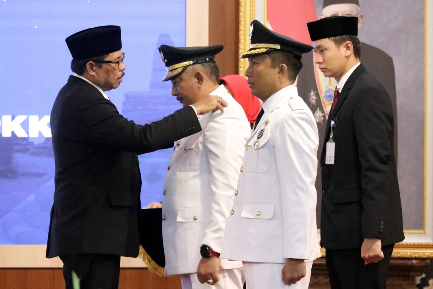 Pj Gubernur Jateng Nana Sudjana melantik Bupati Karanganyar Rober Christanto dan Pj Bupati Cilacap Awaluddin Muuri  di Gedung Gradhika Bhakti Praja Semarang, Senin (20/1/2023).