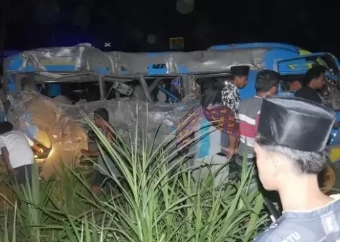 Kondisi mobil elf setelah dihantam KA Probowangi jurusan Banyuwangi Ketapang - Surabaya Gubeng, Minggu malam (19/11).