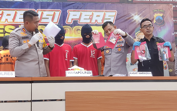 GELAR KASUS: Kapolres Wonogiri AKBP Andi Muhammad Indra Waspada Amirullah (kiri) meminta keterangan pengedar obat keras dan pemakai sabu, Jumat (17/11).
