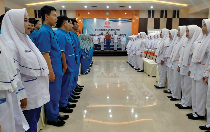 KHIDMAT: Mahasiswa FIK ITS PKU Muhammadiyah Surakarta melaksanakan pengambilan sumpah di gedung Rektorat ITS PKU Muhammadiyah Surakarta, mei lalu.
