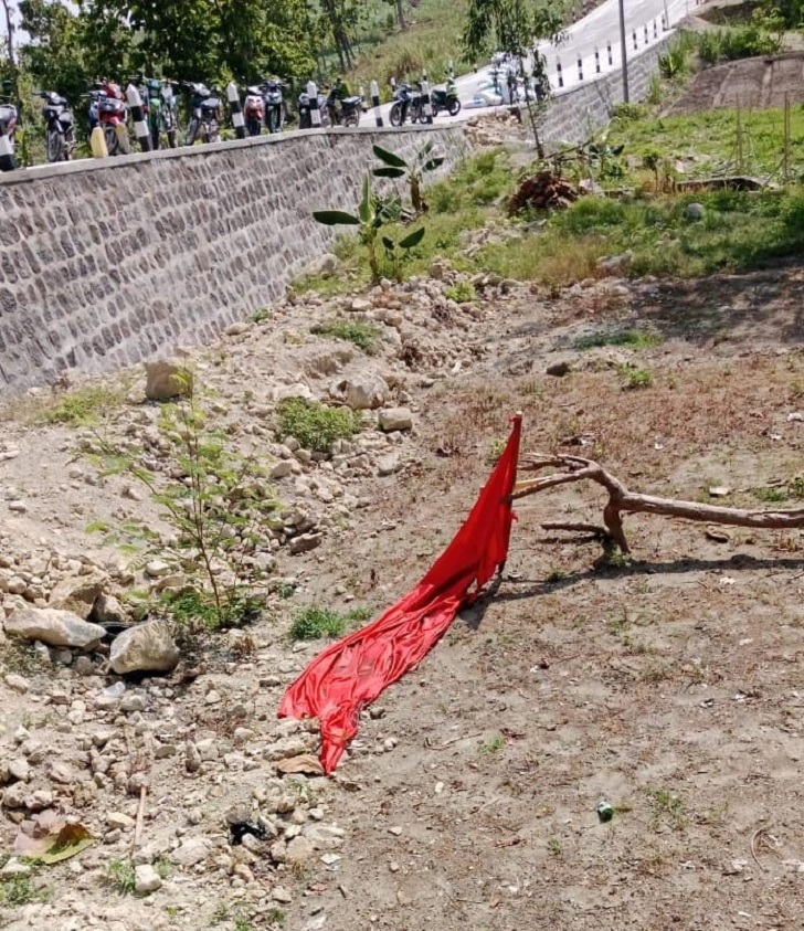 Bendera PDIP yang hendak dipasang Joko Sutarno, warga Desa Ngrombo, Kecamatan Tangen, Kabupaten Sragen .