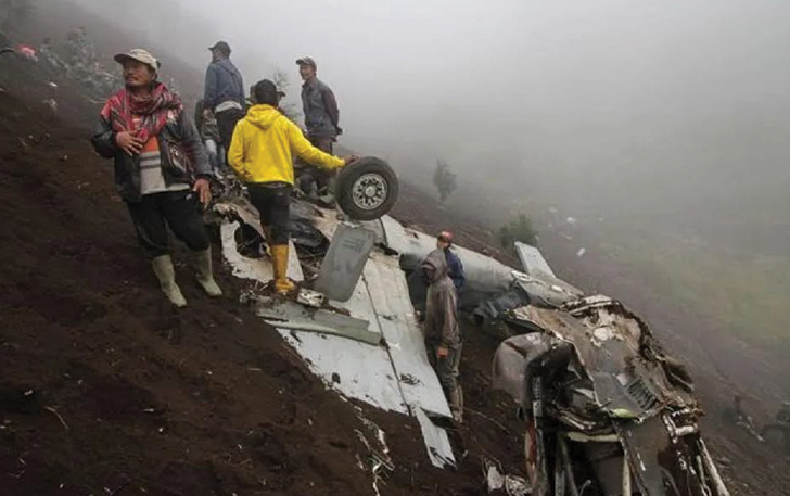 Proses evakuasi bangkai pesawat Super Tucano yang jatuh di kawasan Bromo, Jawa Timur terhalang kondisi cuaca yang tidak bersahabat.
