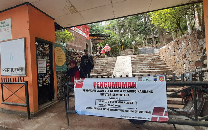 BELUM DIBUKA: Pintu masuk jalur pendakian Gunung Lawu via Cemoro Kandang, Tawangmangu masih dipasangi portal.